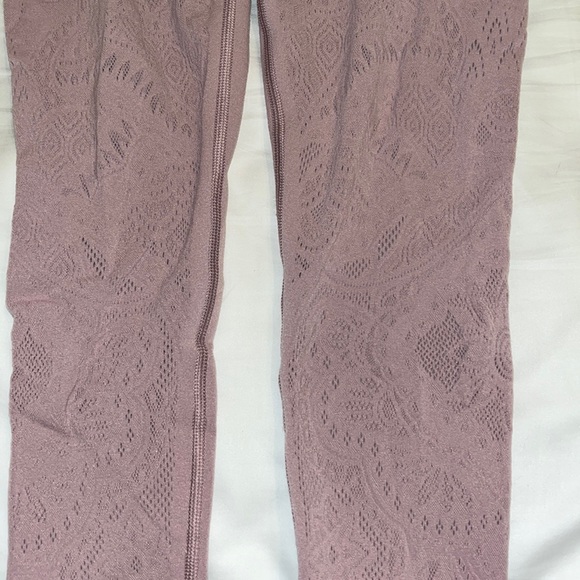 Light purple Lululemon tights - Picture 2 of 5